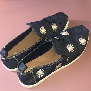 Toms, slip on shoes, size 6.5, denim with embroidered daisies! 🌸
